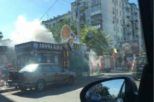 В Киеве у одной из станций метро горят киоски