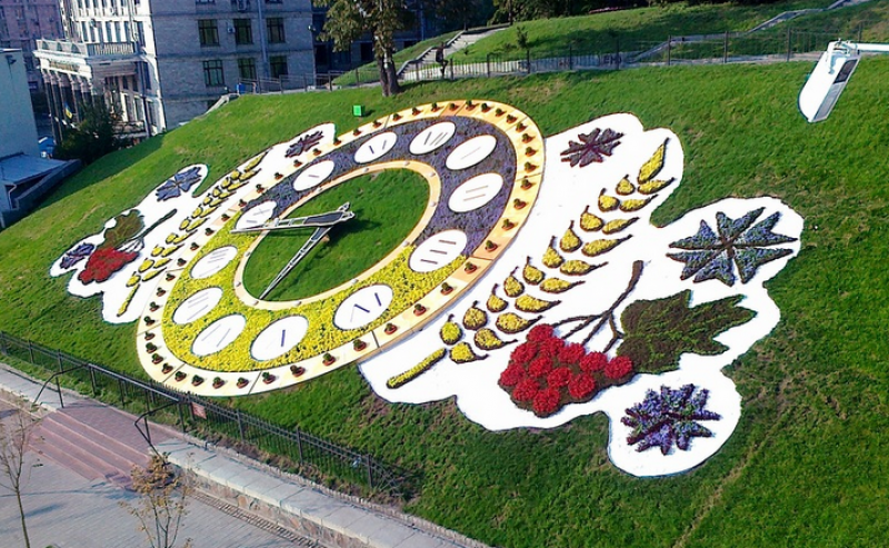 В Киеве в этом году часы украшает петриковская роспись.