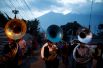 Музыканты принимают участие в похоронах семи жертв, погибших во время извержения вулкана Фуэго в Алотенанго.