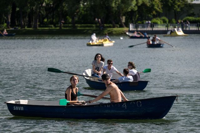 Отдыхающие катаются на лодках в Измайловском парке.
