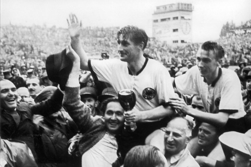«Бернское чудо» на ЧМ-1954. «Бернским чудом» называют финальный матч Чемпионата мира в Швейцарии, когда на стадионе «Ванкдорф» в Берне игроки сборной ФРГ обыграли сборную Венгрии со счетом 3:2. «Волшебные мадьяры» подошли к финалу турнира в неофициальном статусе лучшей сборной мира, но победа, а также первый в их истории титул чемпионов мира, достались немцам.
