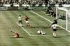 Гол на «Уэмбли» на ЧМ-1966. Третий гол англичан в матче против сборной ФРГ до сих пор остается предметом споров. После удара Джеффри Херста по воротам мяч попал в нижнюю часть перекладины и отскочил у линии ворот. Арбитр матча Готфрид Динст не был уверен в трактовке эпизода, но в итоге засчитал гол. Сборная Англии выиграла со счетом 4:2 в дополнительное время.
