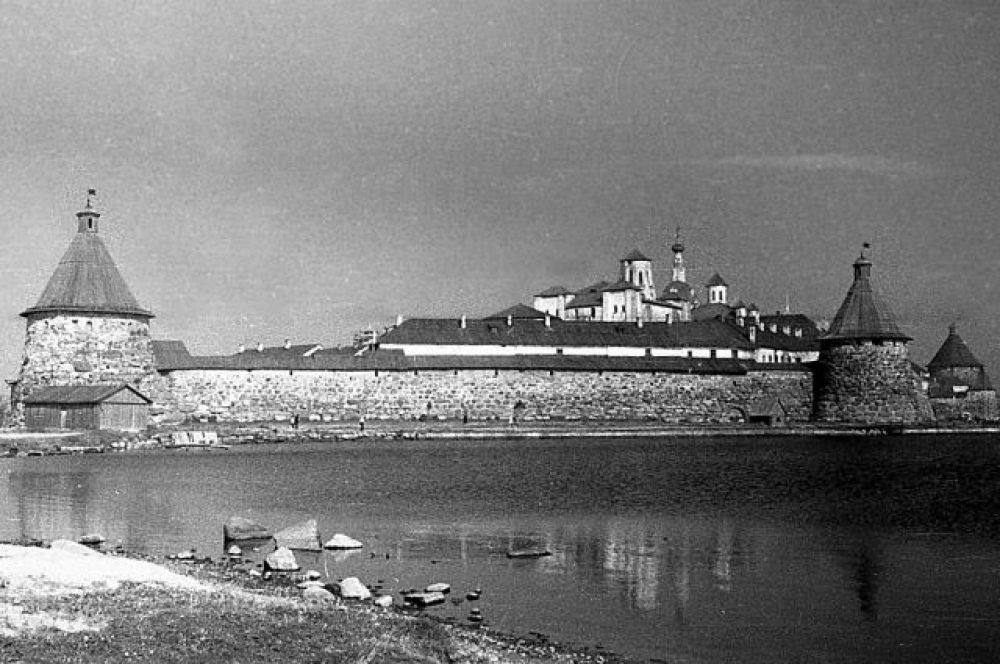 Изначально территория СЛОНа ограничивалась только Соловецкими островами, однако, в очень короткие сроки его отделения появились на материке — сначала в прибрежных районах Карелии, затем в Северном Приуралье и на Кольском полуострове.