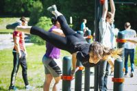 Заниматься гимнастикой и тренироваться можно прямо в парке.