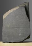 Розеттский камень. Каменная плита была обнаружена около египетского города Розетта в 1799 году. На ней выбиты идентичные тексты на трех языках. Благодаря этой находке лингвистам удалось положить начало расшифровке египетских иероглифов — идентичный текст сопоставили на уже известном в то время древнегреческом языке с египетскими символами.