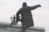 Существует поверье, что «главный» Ленин с площади Советов в Кемерове покажет, где зарыт клад, если потереть в нужном месте.