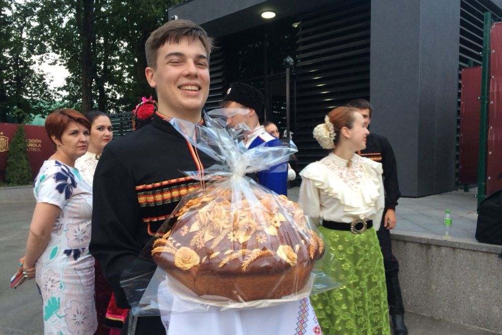 "Хлеб-соль" предложили гостям кубанские казаки.