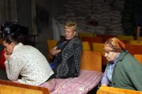 Жители в бомбоубежище, оборудованном в подвале школы №10 в поселке Горловка Донецкой области.