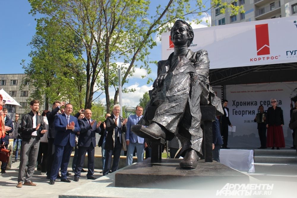 Когда полотно, закрывающее памятник, открылось, гости церемонии увидели, что отлитый в бронзе Георгий Бурков сидит на стуле с книгой в руках
