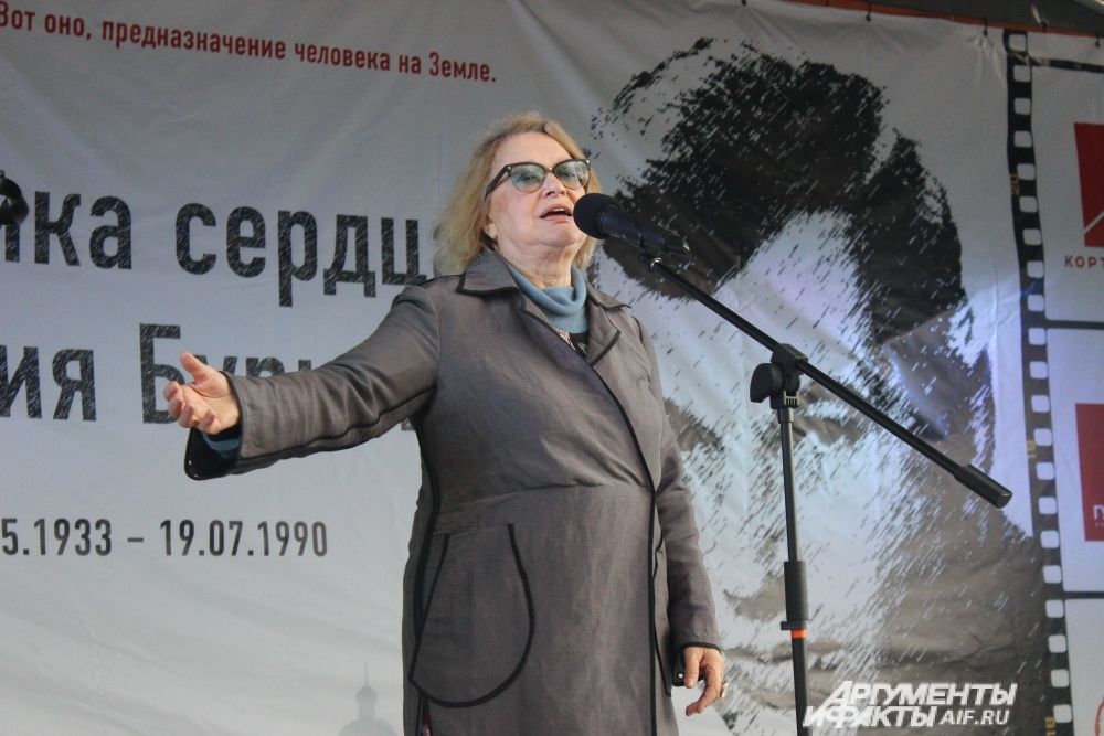 Из Москвы специально на открытие памятника приехала знаменитая актриса Валентина Талызина