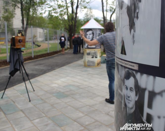 Около памятника расставили тумбы с фотографиями актёра