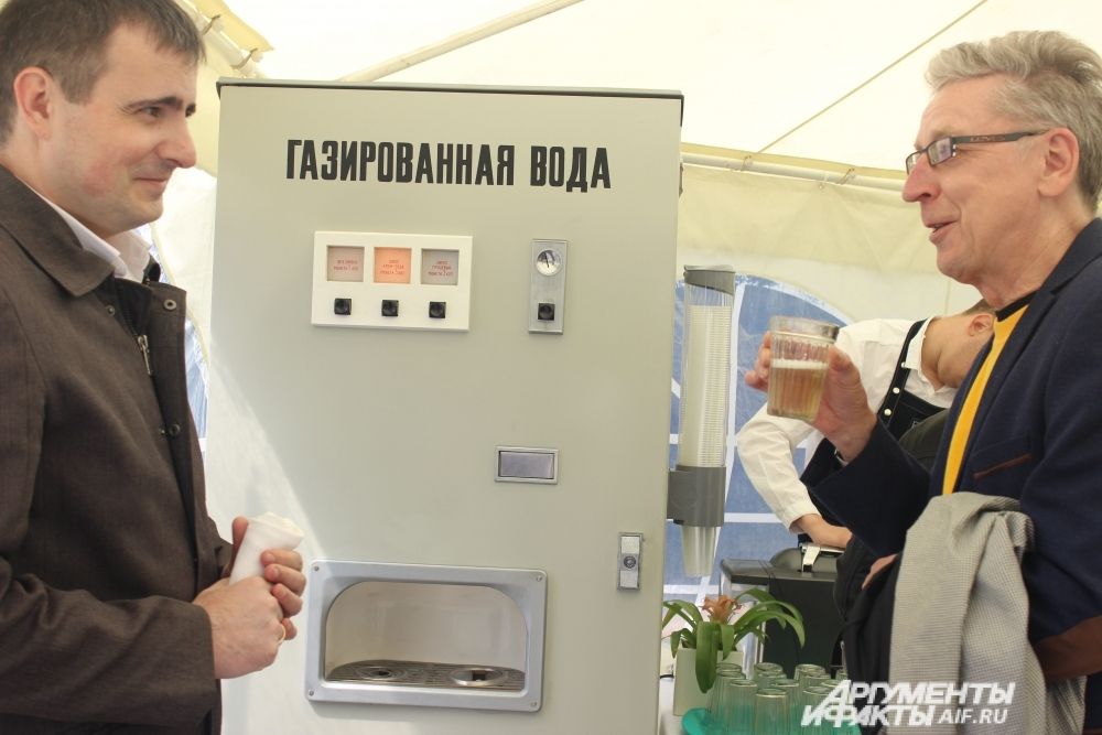 Чтобы гости церемонии открытия прониклись духом прошлого, им предложили попробовать газированную воду из старого автомата