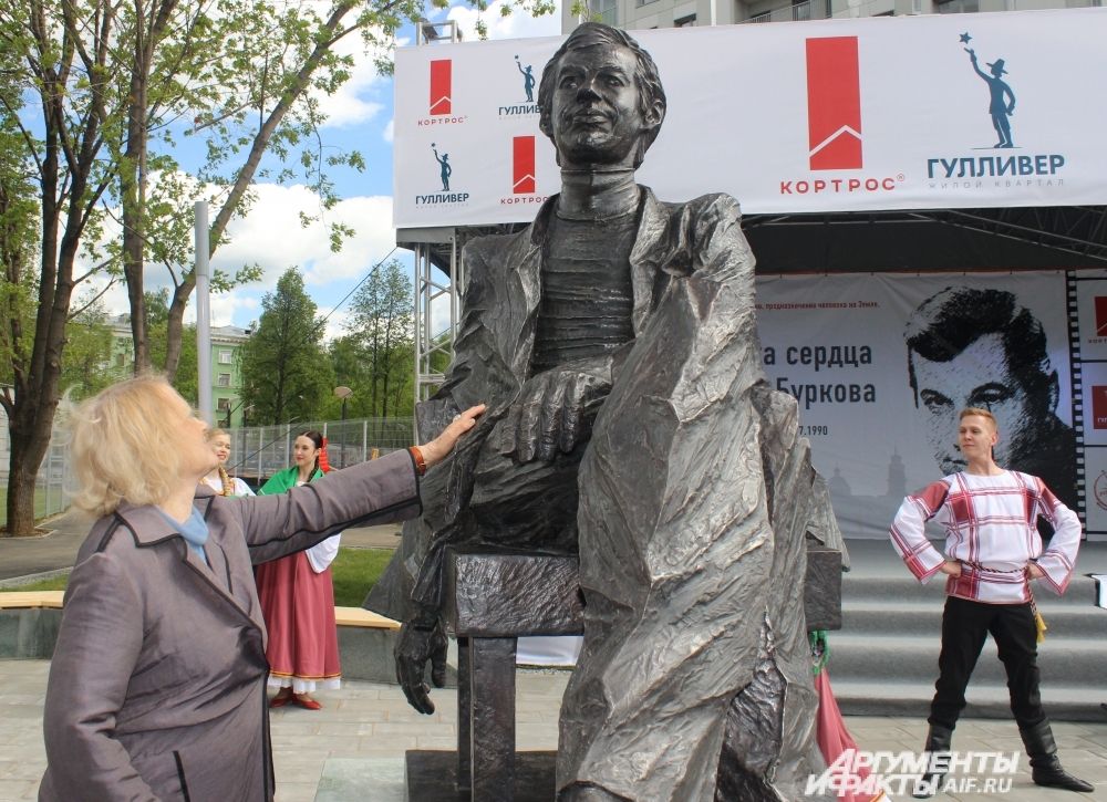 Валентина Талызина много работала с Георгием Бурковым и говорит, что он был добрым человеком, гениальным актёром и уникальной личностью