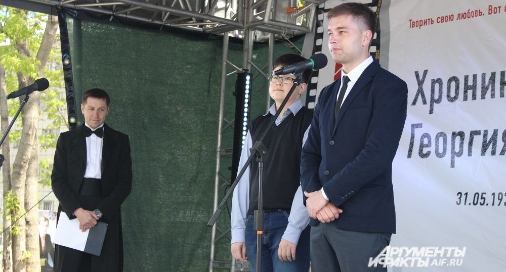На открытие памятника пришли и молодые родственники актёра. 26-летний Антон Гоголев сказал, что пошёл по стопам Буркова: как и Георгий Иванович, получил юридическое образование
