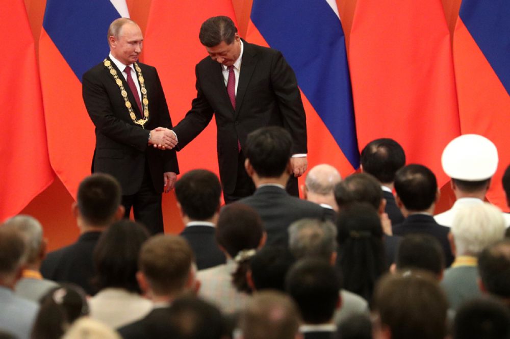 Председатель КНР Си Цзиньпин вручил президенту РФ Владимиру Путину орден Дружбы КНР.