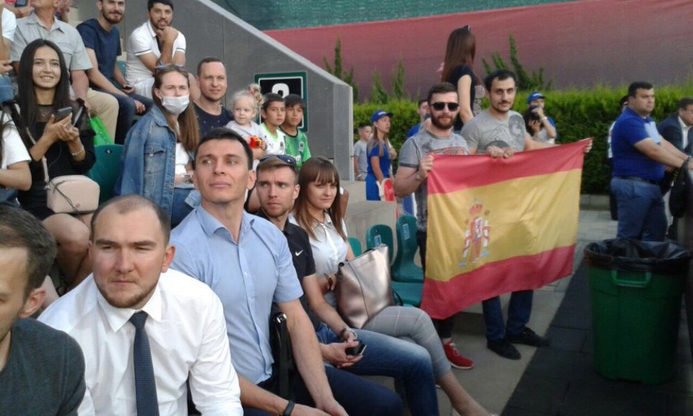 Флаг Испании пошел по трибуне.