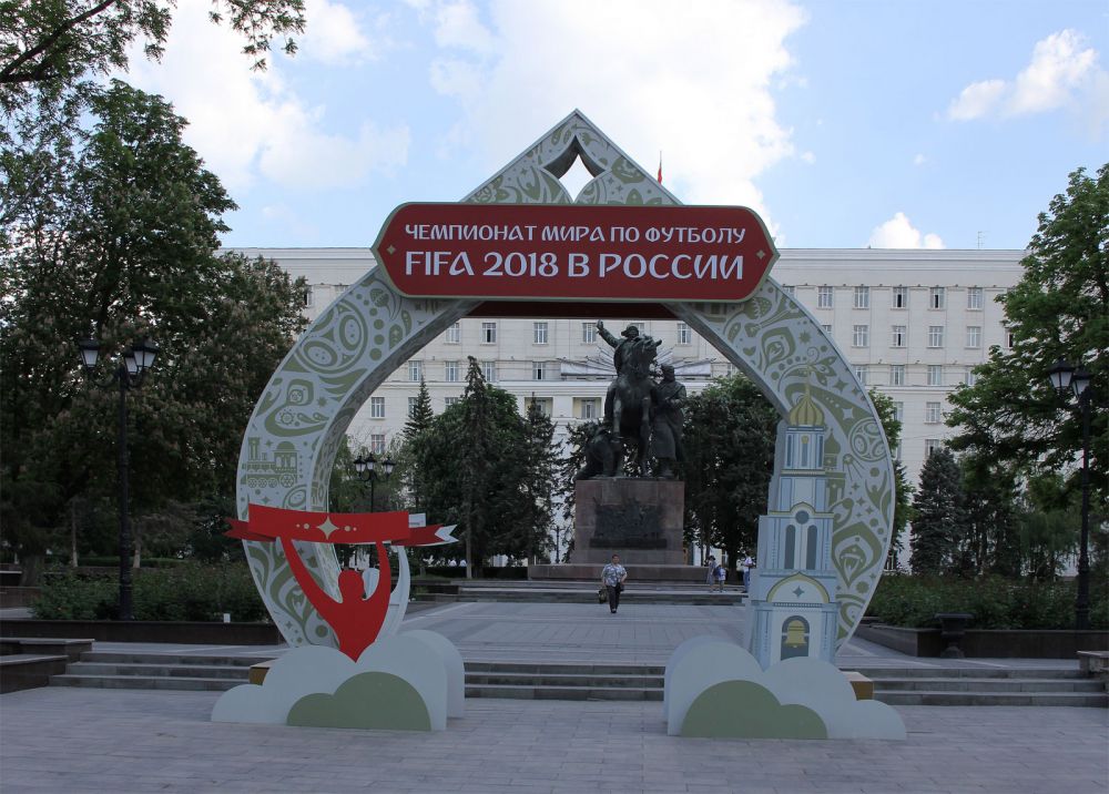 Всё это украшение создаёт дополнительную атмосферу праздника. Будет, что посмотреть, где сделать селфи и что потом вспомнить.