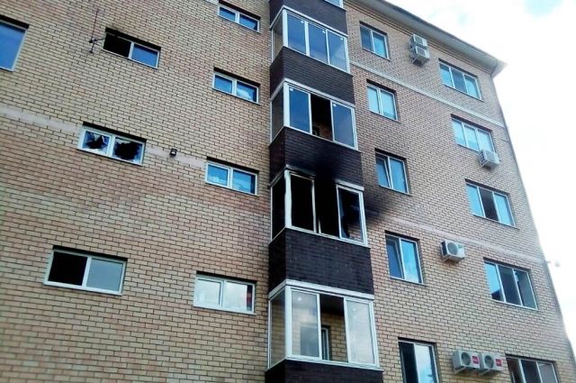 В Оренбурге в доме по ул.Челюскинцев тушили пожар в многоквартирном доме.