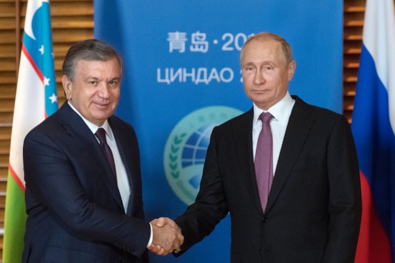 Президент РФ Владимир Путин и президент Республики Узбекистан Шавкат Мирзиёев во время встречи на полях саммита Шанхайской организации сотрудничества.