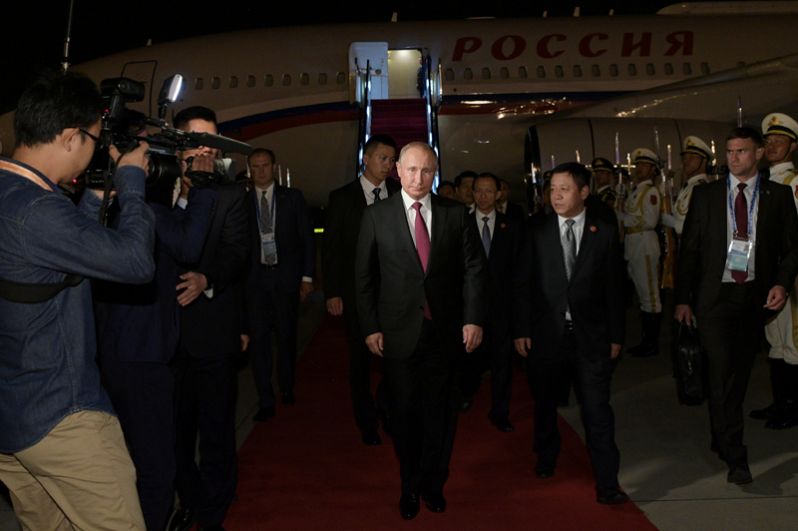 Владимир Путин в аэропорту Циндао.