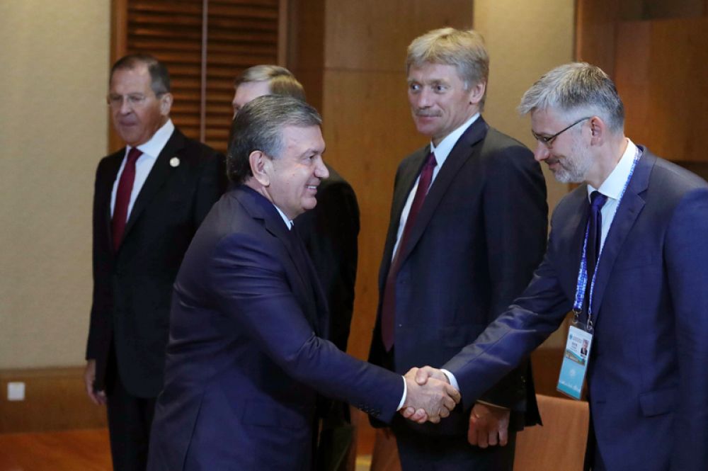 Президент Узбекистана Шавкат Мирзиёев знакомится с российской делегацией в рамках встречи с Владимиром Путиным. Справа налево — министр транспорта Евгений Дитрих, пресс-секретарь президента Дмитрий Песков, помощник президента Юрий Ушаков и министр иностранных дел Сергей Лавров.