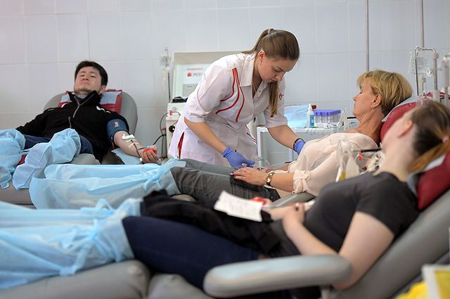 Доноры сдают кровь в Центре крови Федерального медико-биологического агентства (ФМБА) в Москве.
