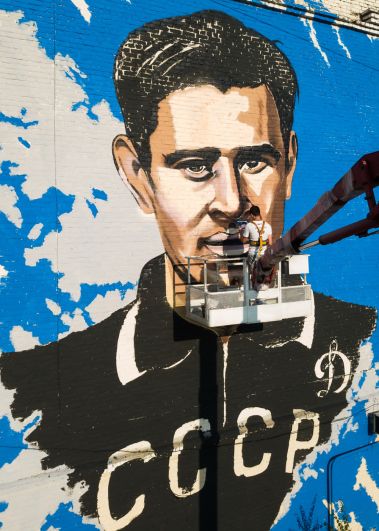 Художник работает над граффити с изображением советского футболиста, вратаря Льва Яшина, посвященном чемпионату мира по футболу ФИФА-2018, в Краснодаре.
