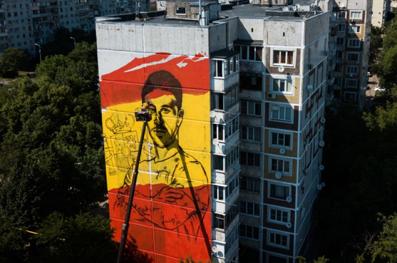 Художник работает над граффити с изображением игрока ФК «Реал Мадрид» Серхио Рамоса, посвященном чемпионату мира по футболу ФИФА-2018, в Краснодаре.