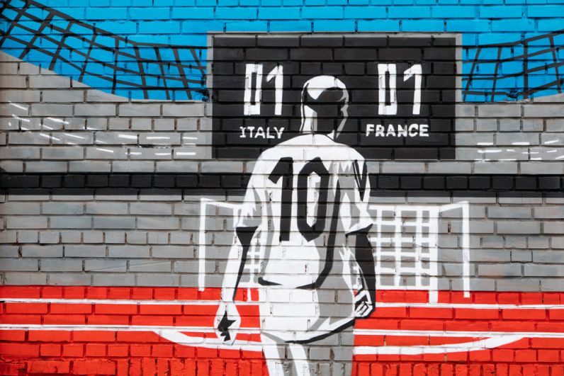 Граффити, посвященное чемпионату мира по футболу ФИФА-2018, на заборе в Самаре.