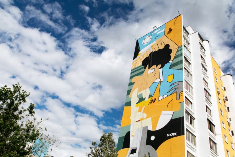 Граффити, посвященное чемпионату мира по футболу ФИФА-2018, на фасаде дома в Самаре.