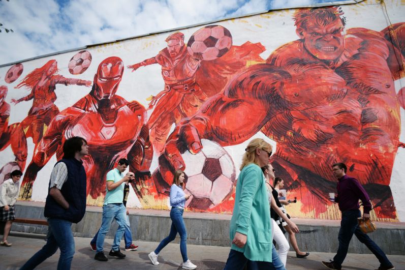 Граффити, посвященное чемпионату мира по футболу-2018, нарисованное на стене жилого дома на улице Земляной вал в Москве.