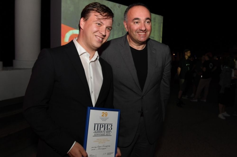 Режиссер Игорь Поплаухин, получивший главный приз конкурса «Кинотавр. Короткий метр», и президент "Кинотавра", продюсер Александр Роднянский (справа).