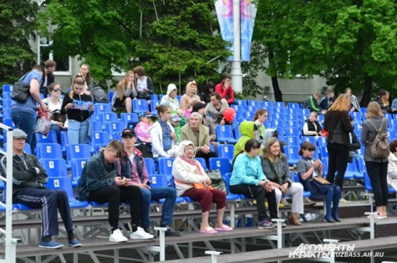Самые терпеливые начали занимать места на площади Советов за три часа до концерта «Любэ» и других столичных звёзд.