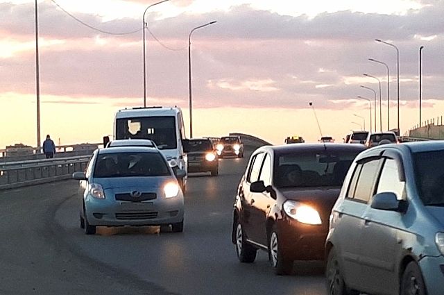 В Тюмени на объездной автомобиль Chevrolet Niva заскочил на ограждение