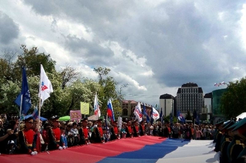 В Тюмени в честь Дня России начался митинг.