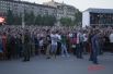 К 21:00 на площади Ленина собралось большое количество людей. Все они приехали сюда, чтобы посмотреть выступление знаменитой певицы.