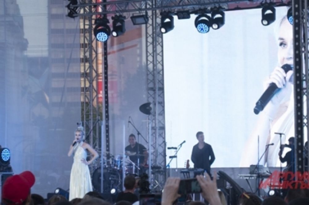 Полина Гагарина предстала перед гостями в белом.