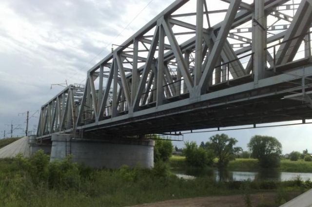 В Кузбассе ребенок упал в реку с железнодорожного моста, получив удар током.