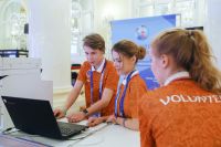 Волонтеры в пресс-центре чемпионата мира по футболу FIFA 2018 в Колонном зале Дома Союзов в Москве.