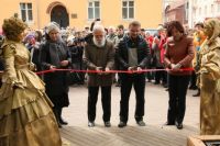 6 июня. Директор Литературного музея Борис Егоров и потомок Пушкина Андрей Вещагин открывают в Архангельске Литературный сквер. Сейчас здесь будут читать стихи.