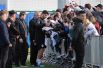 Игрок сборной Уругвая Луис Суарес общается с болельщиками в спортивном центре «Борский» в Нижегородской области.