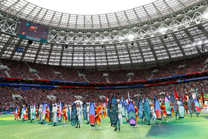 Артисты выступают на церемонии открытия чемпионата мира по футболу.