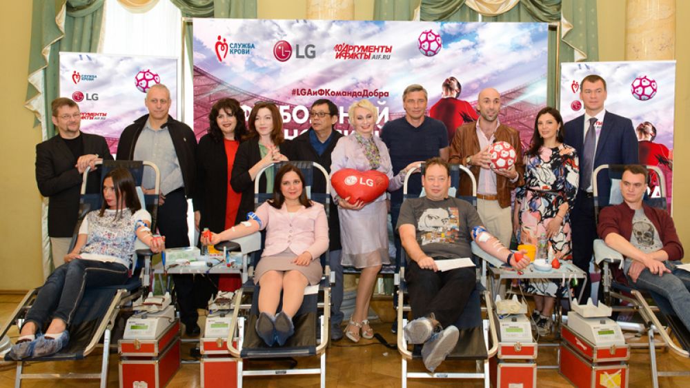 «Непростые понятия: до последней капли крови, братья по крови, голубая кровь. Мне кажется, здесь заложен высший смысл, когда ты делишься кровью-жизнью. В этом есть что-то волшебное. И замечательно, что больше стало таких акций, движений», — Егор Кончаловский, кинорежиссер, сценарист, кинопродюсер.