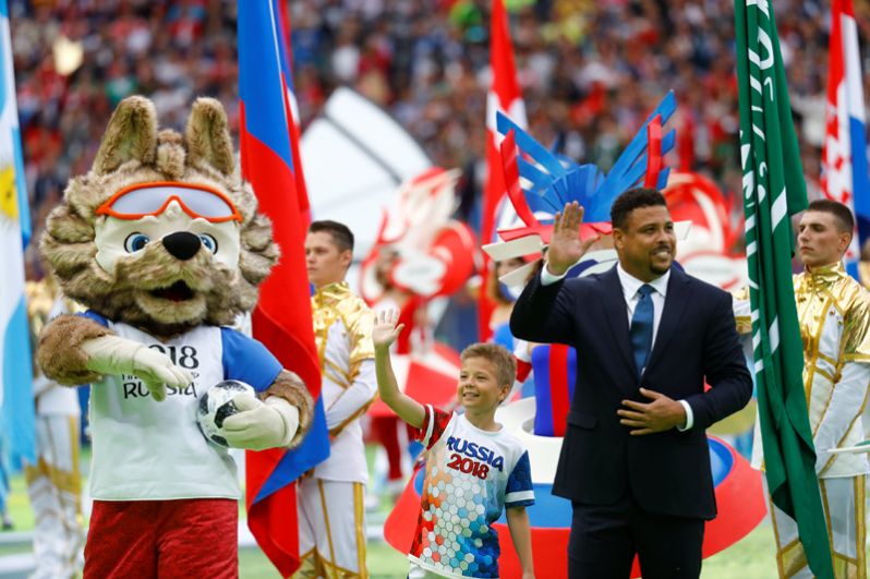 Бразильский футболист Роналдо на церемонии открытия.