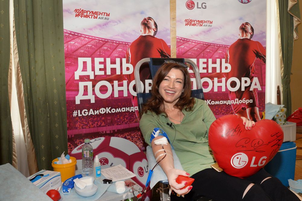 «Для меня это очень важно. В детстве я попала в больницу с перитонитом, и мне так же помогли, как и я помогу кому-нибудь сегодня», — Алена Хмельницкая, актриса театра и кино.