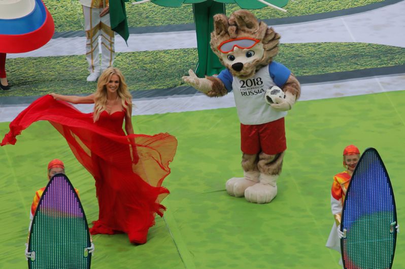 Посол чемпионата мира по футболу 2018, фотомодель и телеведущая Виктория Лопырева на церемонии открытия чемпионата мира по футболу.