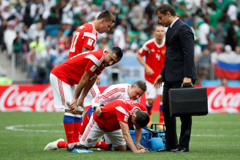 Игрок сборной России Алан Дзагоев во время матча получил травму бедра и покинул поле.