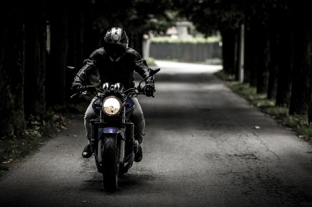 В Тюмени на улице Олимпийской мотоциклист не рассчитал скорость