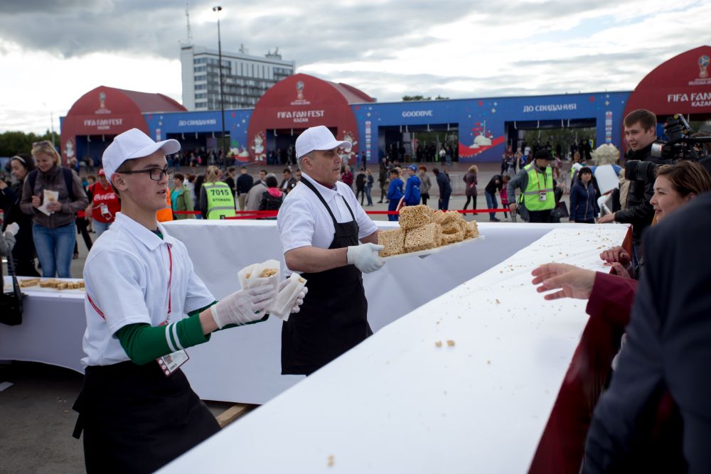 14 июня Казань установила новый рекорд, изготовив 4-тонный чак-чак. Его раздали на фестивале всем желающим.