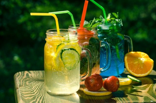 Летом в жару лимонад отлично утоляет жажду.